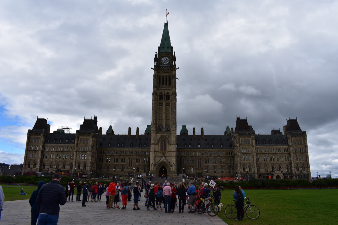 Départ de la Marche de sensibilisation TSAF sur la colline du Parlement